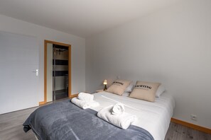 4 bedrooms, iron/ironing board, free WiFi, bed sheets