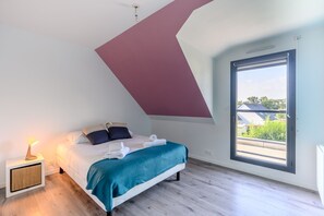 4 bedrooms, iron/ironing board, free WiFi, bed sheets