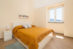 1 quarto, ferros/tábuas de passar roupa, berço de viagem