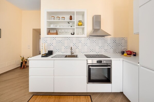Fridge, oven, stovetop, electric kettle