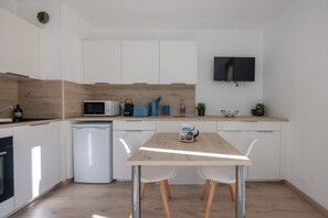 Fridge, microwave, oven, coffee/tea maker