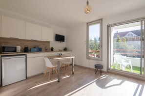 Fridge, microwave, oven, coffee/tea maker - L'Océane - Joli studio avec balcon à Arcachon (Arcachon)