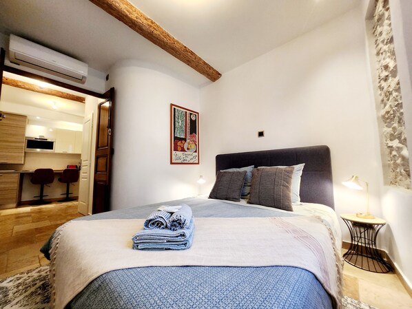 1 habitación, tabla de planchar con plancha, wifi gratis y ropa de cama 