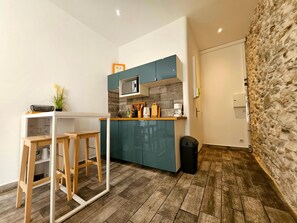 Kühlschrank, Mikrowelle, Wasserkocher mit Kaffee-/Teezubehör