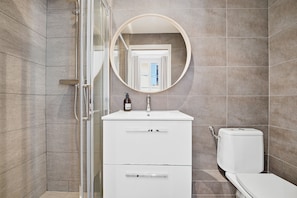 Amenidades de baño gratuitas, secadora de cabello, toallas