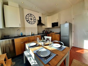 Kühlschrank, Mikrowelle, Ofen, Geschirrspüler