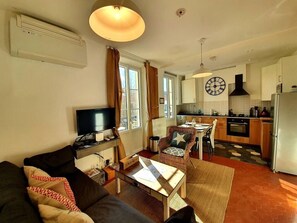TV - L'Amiral Barnaud - Appt proche de la plage (Antibes)