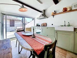 Fridge, oven, dishwasher, coffee/tea maker