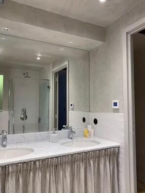 Amenidades de baño gratuitas, secadora de cabello, toallas 