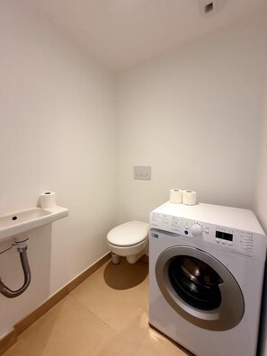Amenidades de baño gratuitas, secadora de cabello, toallas 