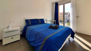 Una habitación de hotel con cama, escritorio y silla.