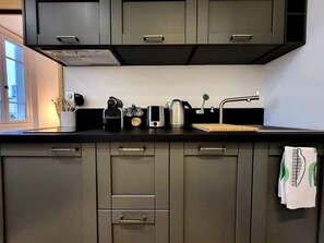Kylskåp, kaffe- och tebryggare, brödrost och grytor/köksredskap