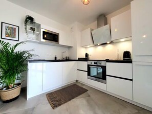 Réfrigérateur, micro-ondes, four, lave-vaisselle