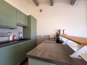 Fridge, oven, dishwasher, coffee/tea maker