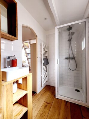 Hair dryer, towels