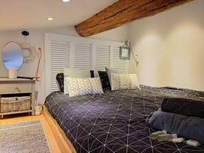 Tabla de planchar con plancha, wifi gratis, ropa de cama