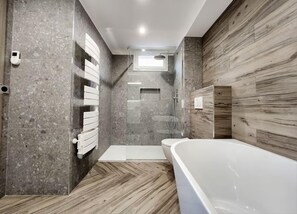 Kostenlose Toilettenartikel, Haartrockner, Handtücher