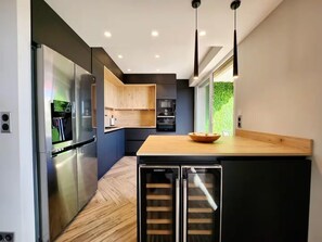 Fridge, microwave, oven, dishwasher - Le Guillabert - T4 en Plein Centre (Antibes)