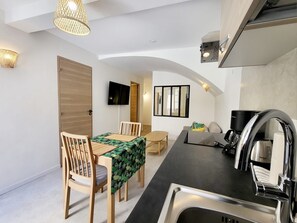 Réfrigérateur, micro-ondes, four, cafetière/bouilloire