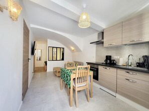 Een koelkast, een magnetron, een oven, een koffiezetapparaat/waterkoker