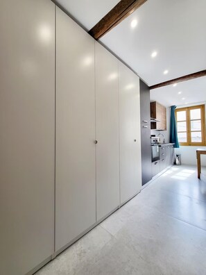 Kühlschrank, Mikrowelle, Ofen, Wasserkocher mit Kaffee-/Teezubehör