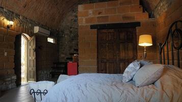 Suite Junior | Una scrivania, postazione laptop, Wi-Fi gratuito, lenzuola