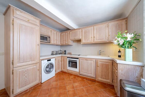 Kühlschrank, Mikrowelle, Ofen, Geschirrspüler