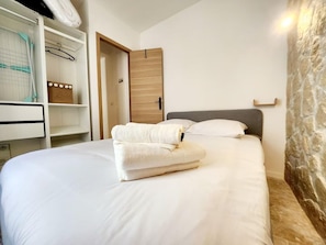 1 chambre, fer et planche à repasser, Wi-Fi gratuit, draps fournis