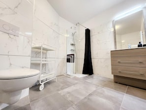 Articles de toilette (gratuits), séchoir à cheveux, serviettes fournies