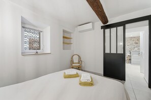 1 habitación, tabla de planchar con plancha, wifi gratis y ropa de cama 