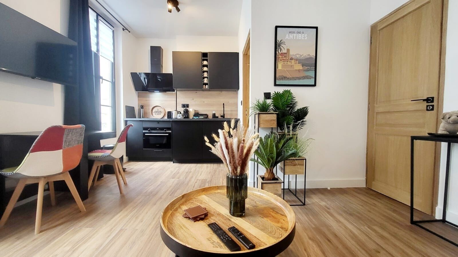 Fridge, oven, coffee/tea maker, toaster