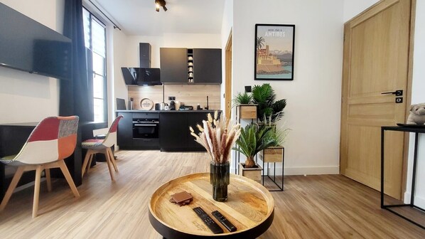 Fridge, oven, coffee/tea maker, toaster