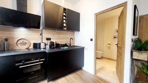 Kylskåp, ugn, kaffe- och tebryggare och brödrost
