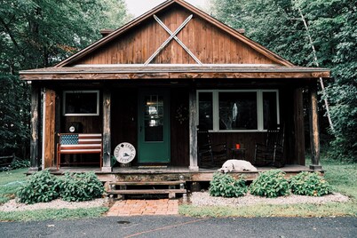 Private 3-bedroom cabin with WiFi and backyard!