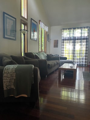 Living area - Private 3-bedroom cabin with WiFi and backyard! (Springfield)