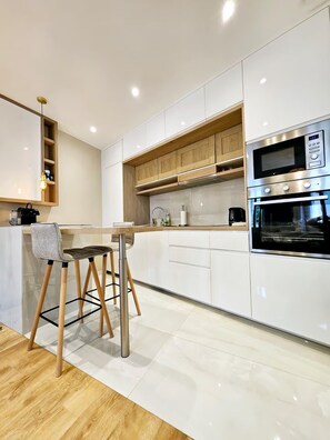 Kühlschrank, Mikrowelle, Ofen, Geschirrspüler