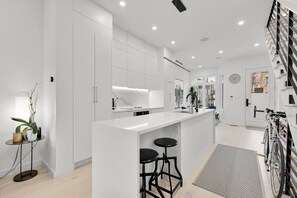 冷蔵庫、電子レンジ、オーブン、コンロ