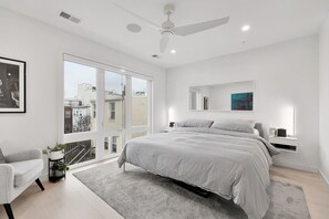 3 bedrooms, desk, iron/ironing board, WiFi - Upscale Bloomingdale Townhouse | Rooftop + Parking (Washington)