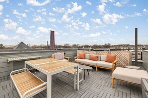 Outdoor dining - Upscale Bloomingdale Townhouse | Rooftop + Parking (Washington)
