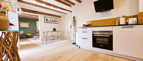 Kühlschrank, Mikrowelle, Ofen, Geschirrspüler