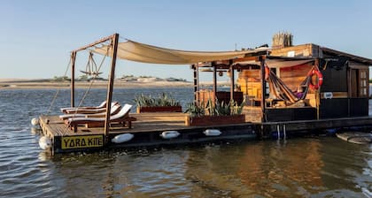 Yara Floating Villa Floating Inn