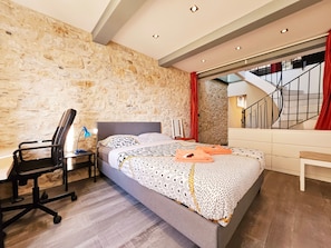 2 bedrooms, iron/ironing board, free WiFi, bed sheets