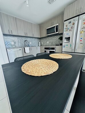 Dining - Always 5 stars apartment in Downtown Doral with fitness room, pool and fast WiFi (Doral)