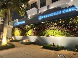 Property grounds - Always 5 stars apartment in Downtown Doral with fitness room, pool and fast WiFi (Doral)