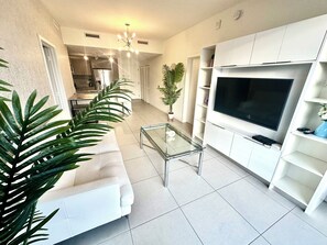 Smart TV, fireplace - Always 5 stars apartment in Downtown Doral with fitness room, pool and fast WiFi (Doral)