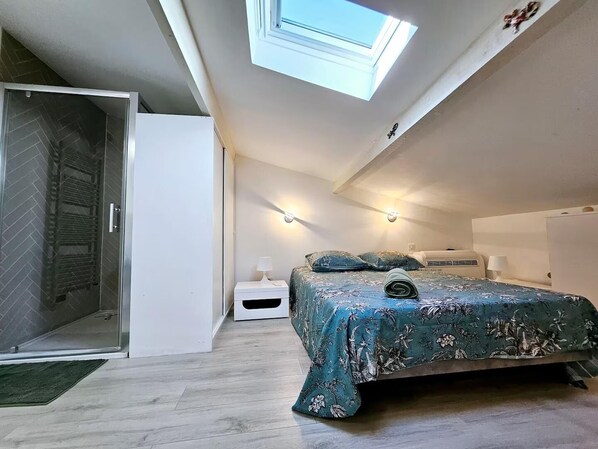 2 bedrooms, iron/ironing board, free WiFi, bed sheets