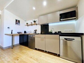 Kühlschrank, Mikrowelle, Ofen, Geschirrspüler