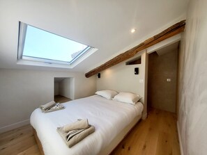 1 slaapkamer, een strijkplank/strijkijzer, gratis wifi, beddengoed