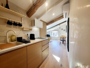 Refrigerador, microondas, cafetera y tetera y tostadora 