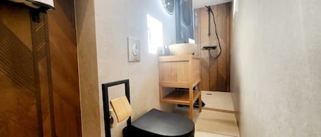 Articles de toilette (gratuits), séchoir à cheveux, serviettes fournies